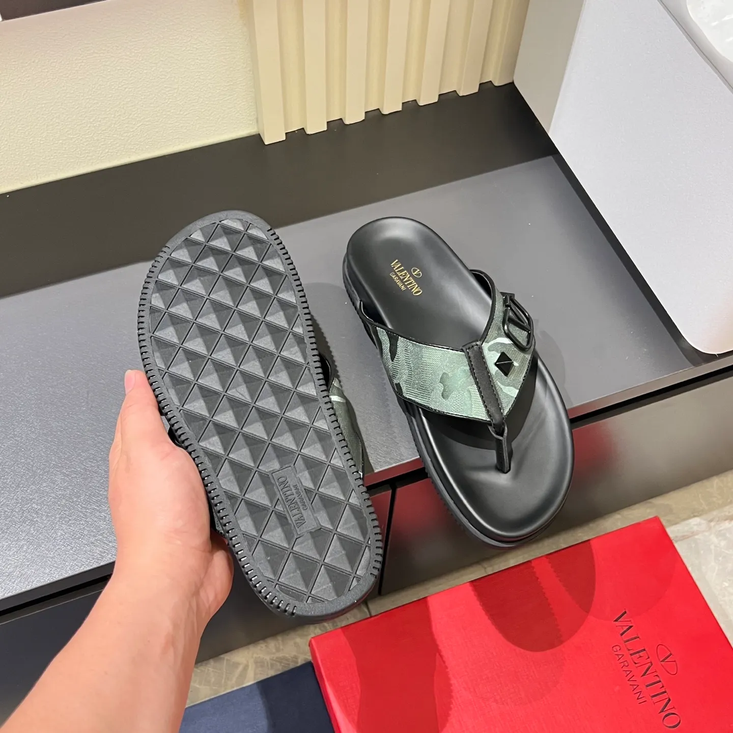 p300《VALENTINO》Warren Men🧍‍♂️Spring and Summer New Style. Cowhide logo flat slippers, elegant sandals, the same style worn by celebrities, original molding, imported calfskin. Rubber outsole. Soft and durable, full set of counter packaging, 38-44!